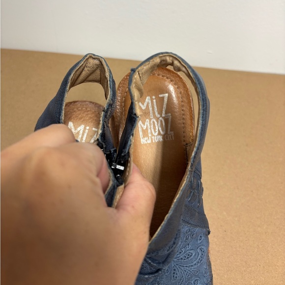 Miz Mooz Blue Leather Flaire Sandals Size 41 - Picture 6 of 9